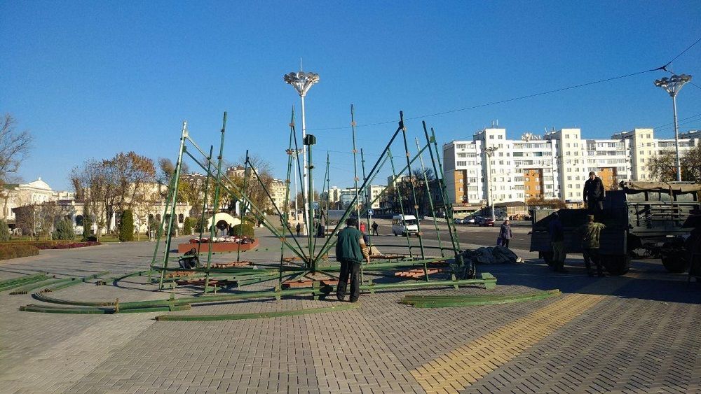 В Тирасполе начали устанавливать новогоднюю ёлку