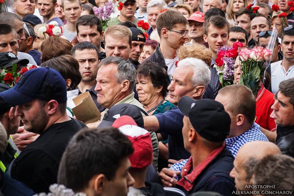 В Киеве радикалы подрались с участниками акции "Бессмертный полк"