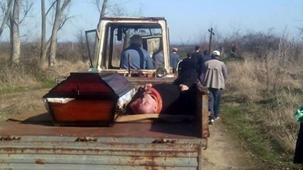 Un preot beat a fost cărat lângă sicriu la cimitir pentru slujbă