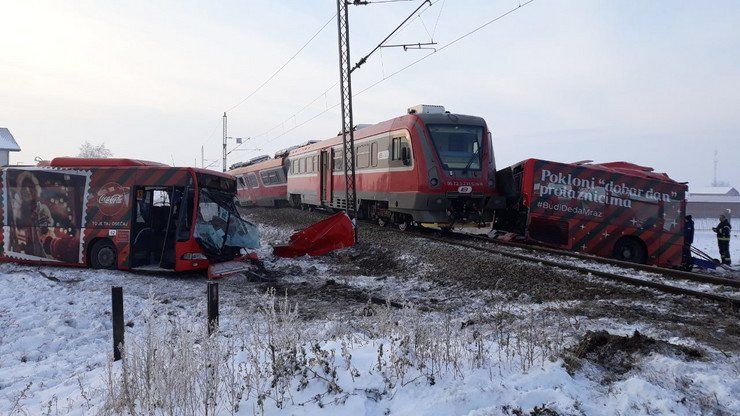 Поезд снёс школьный автобус в Сербии, есть погибшие