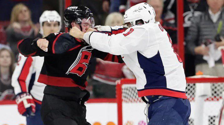 Овечкин отправил в нокаут Свечникова во время матча NHL