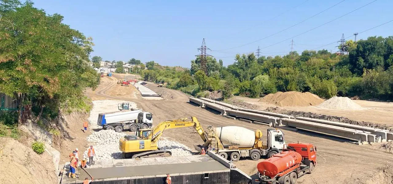Reparația podului peste râul Bâc și a pasajului peste calea ferată de pe drumul M1 continuă