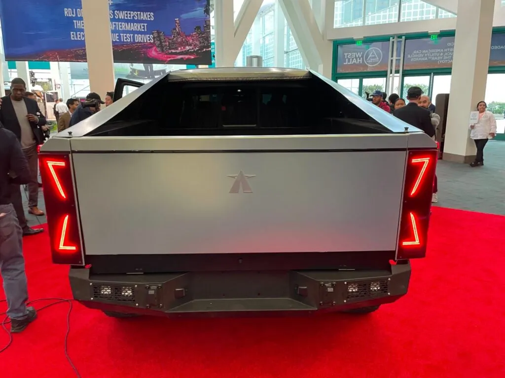 Подделку под Cybertruck выпустили раньше самого электропикапа Tesla