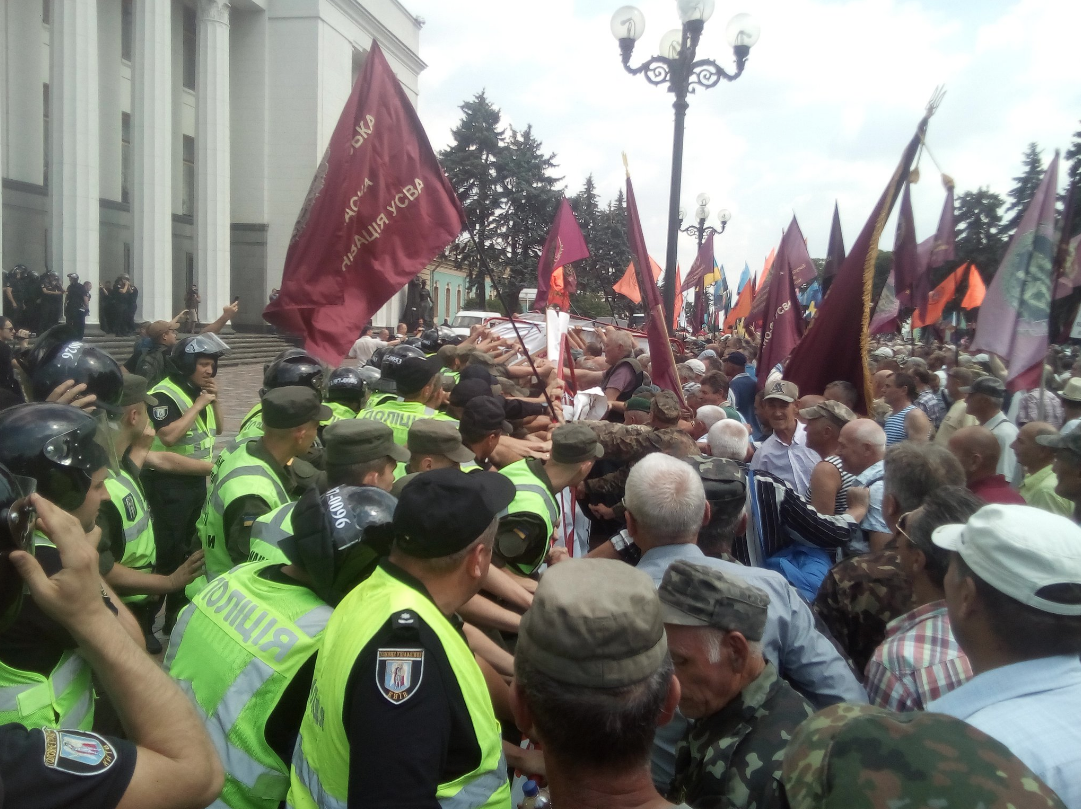 Украинская полиция взяла в кольцо здание Верховной рады