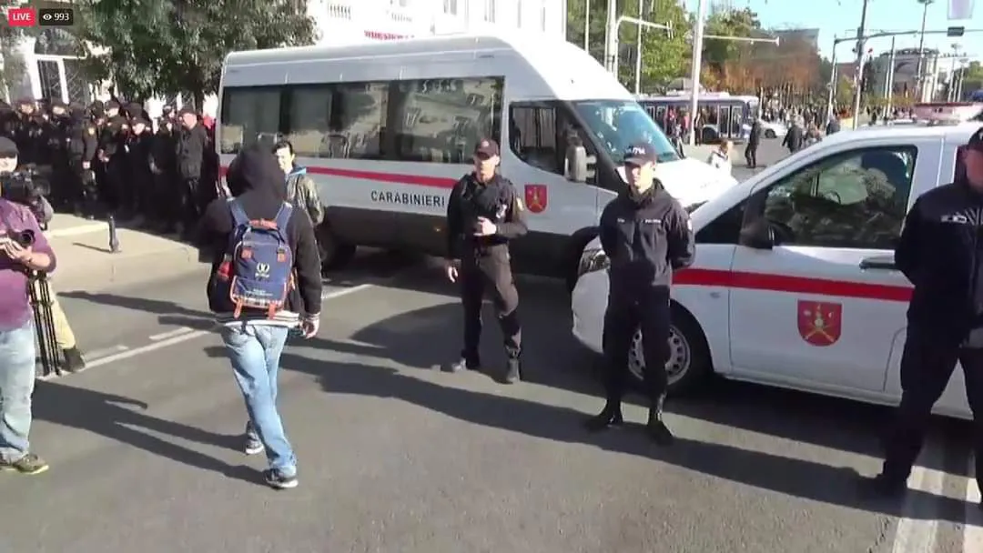 Полиция заблокировала протестующим проход на центральную площадь