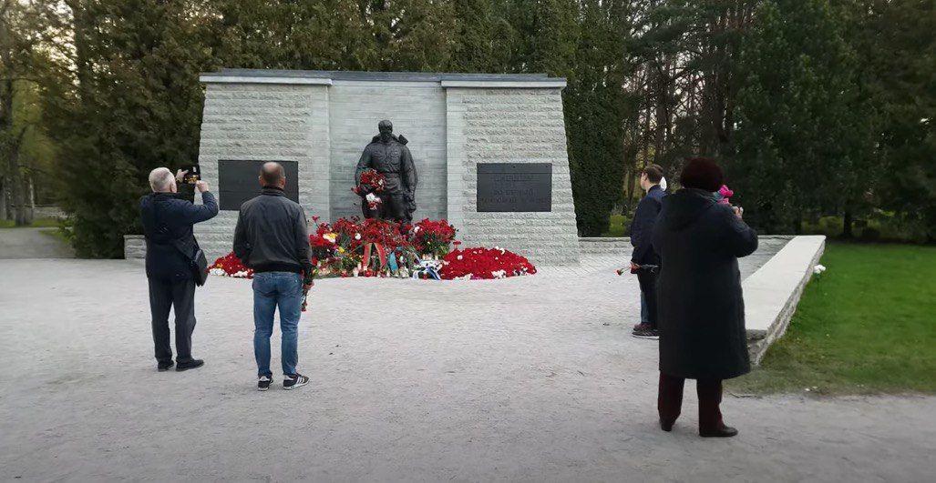 Жители Эстонии несут цветы к памятникам советским воинам, несмотря на ЧП