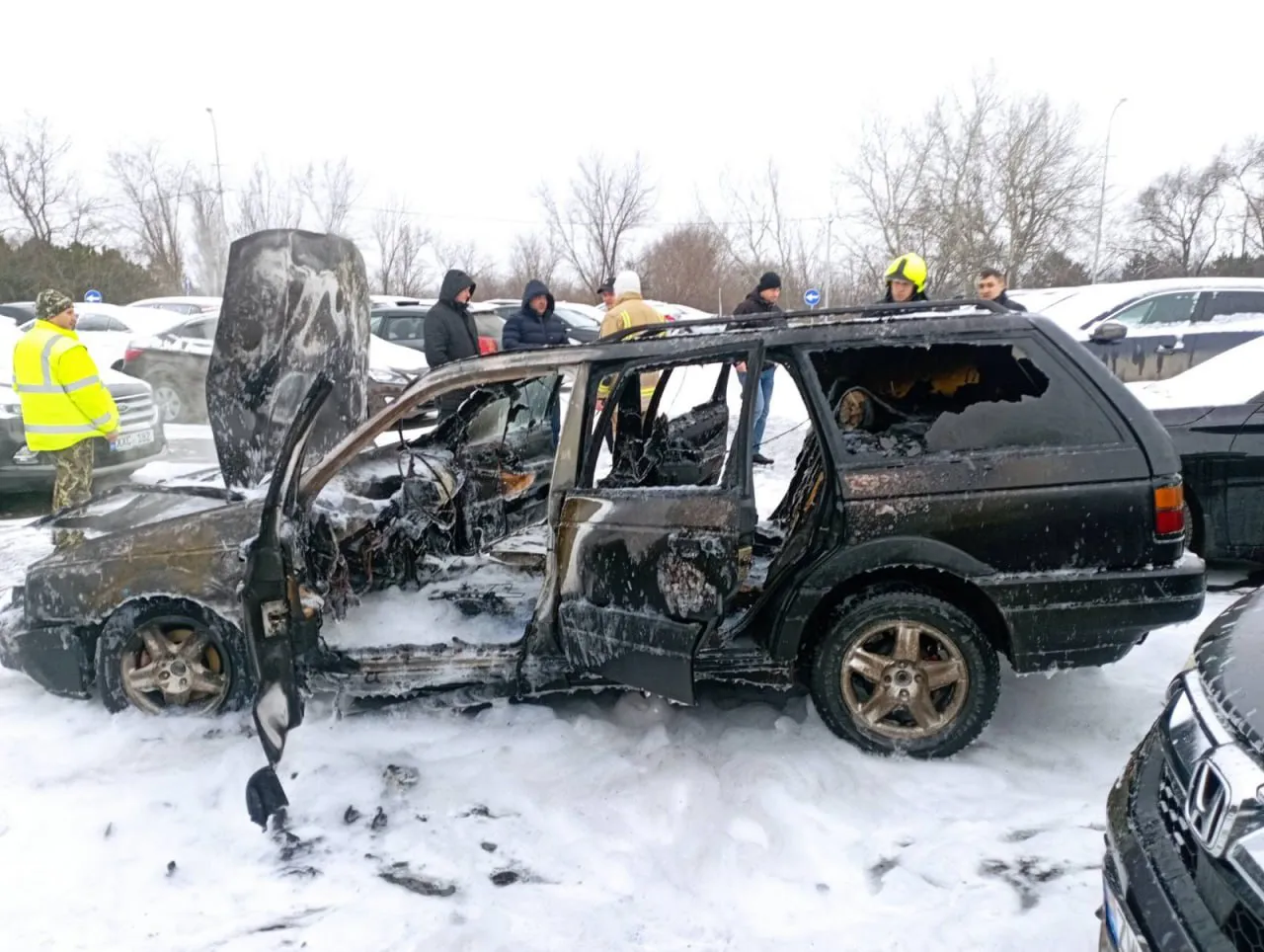 На парковке возле Кишиневского аэропорта сгорел автомобиль