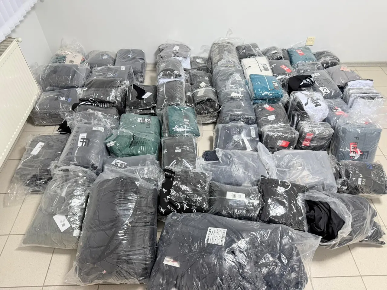 Circa 300 de articole vestimentare contrafăcute, confiscate de ofițerii vamali în sudul țării