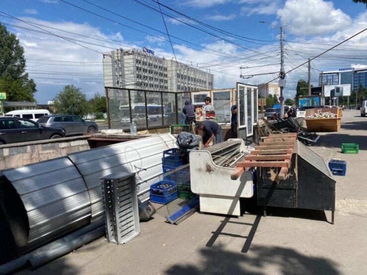 На Буюканах эвакуировали 8 незаконных киосков и павильон