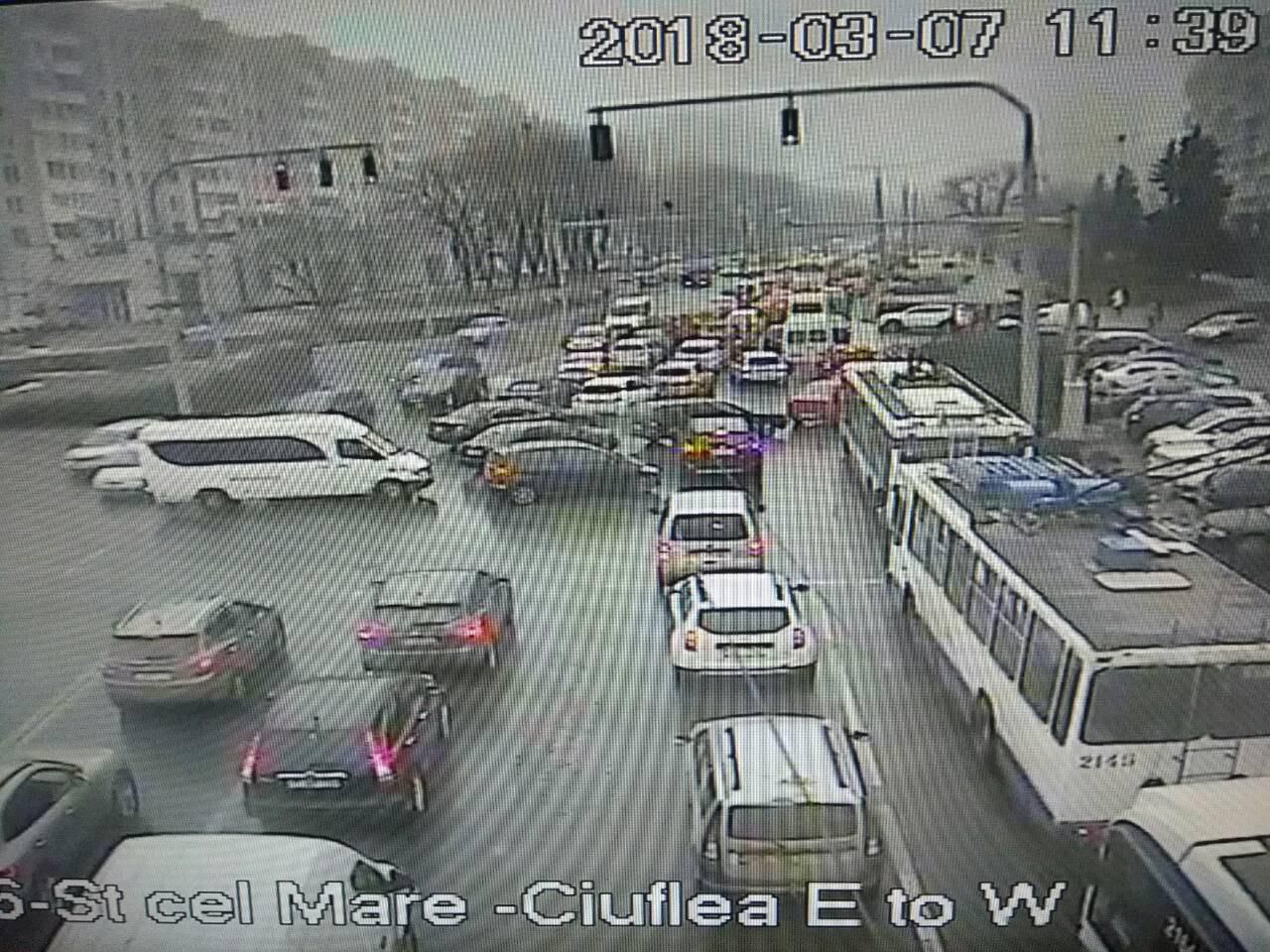 Служба InfoTrafic сообщила о пробках на шести улицах столицы