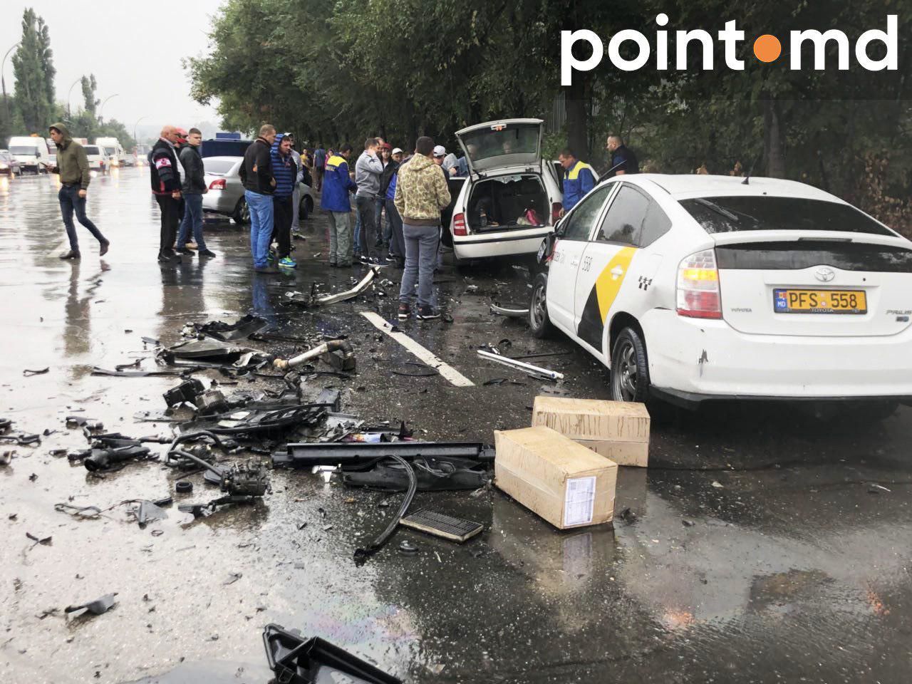 Тройное ДТП в Кишиневе: от удара из BMW вылетел двигатель