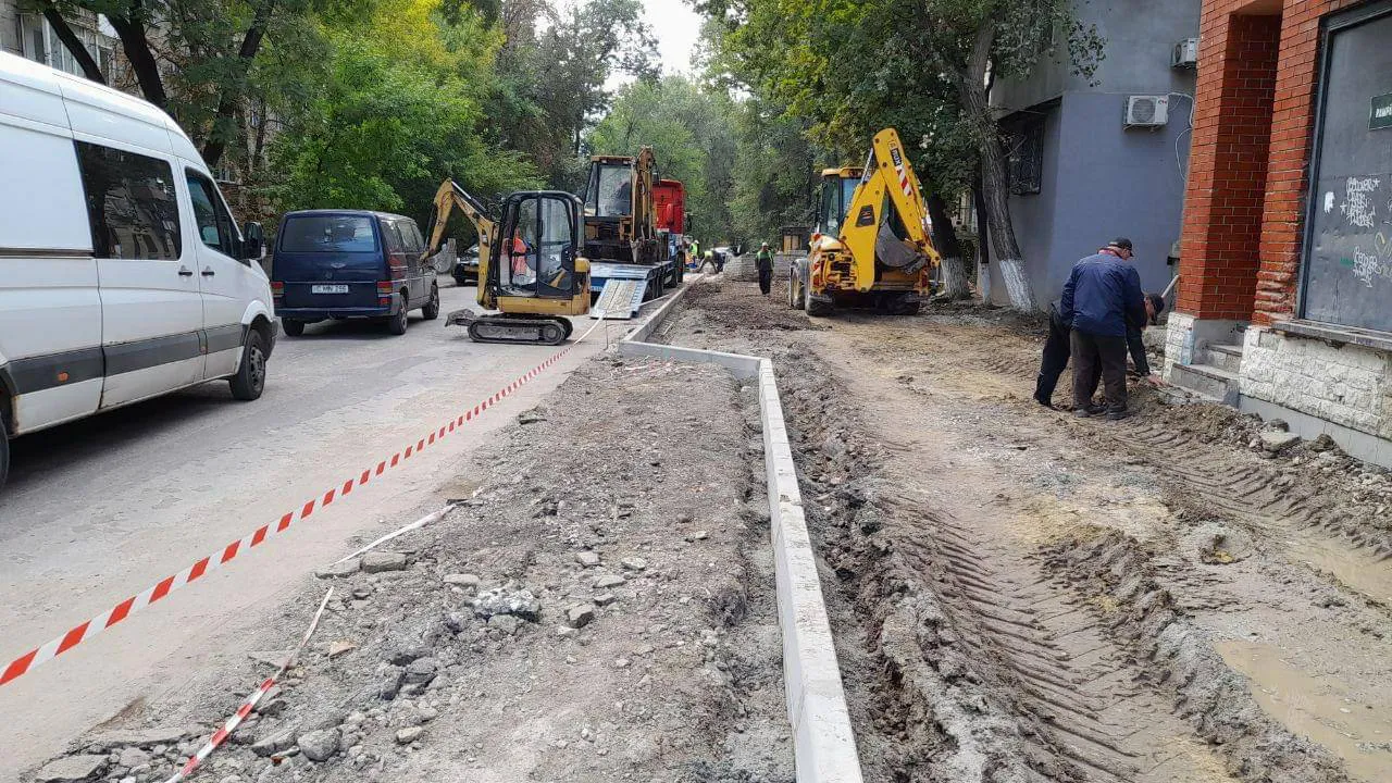 На Рышкановке продолжается ремонт тротуаров
