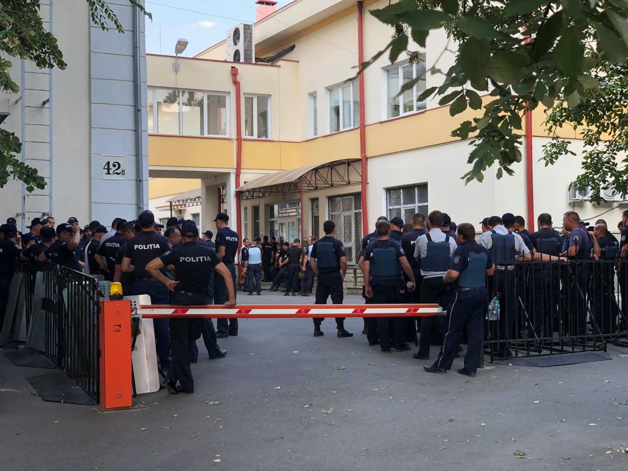 Десятки полицейских были засняты у офиса ДПМ