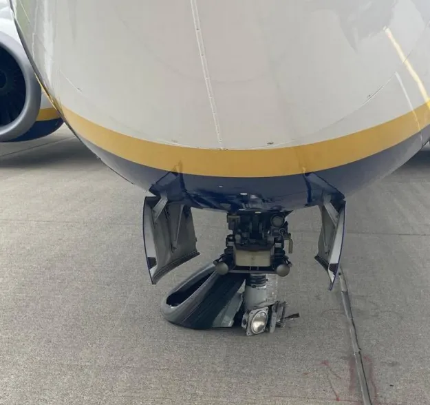 Самолет Ryanair стер стойку шасси при посадке в Дублине