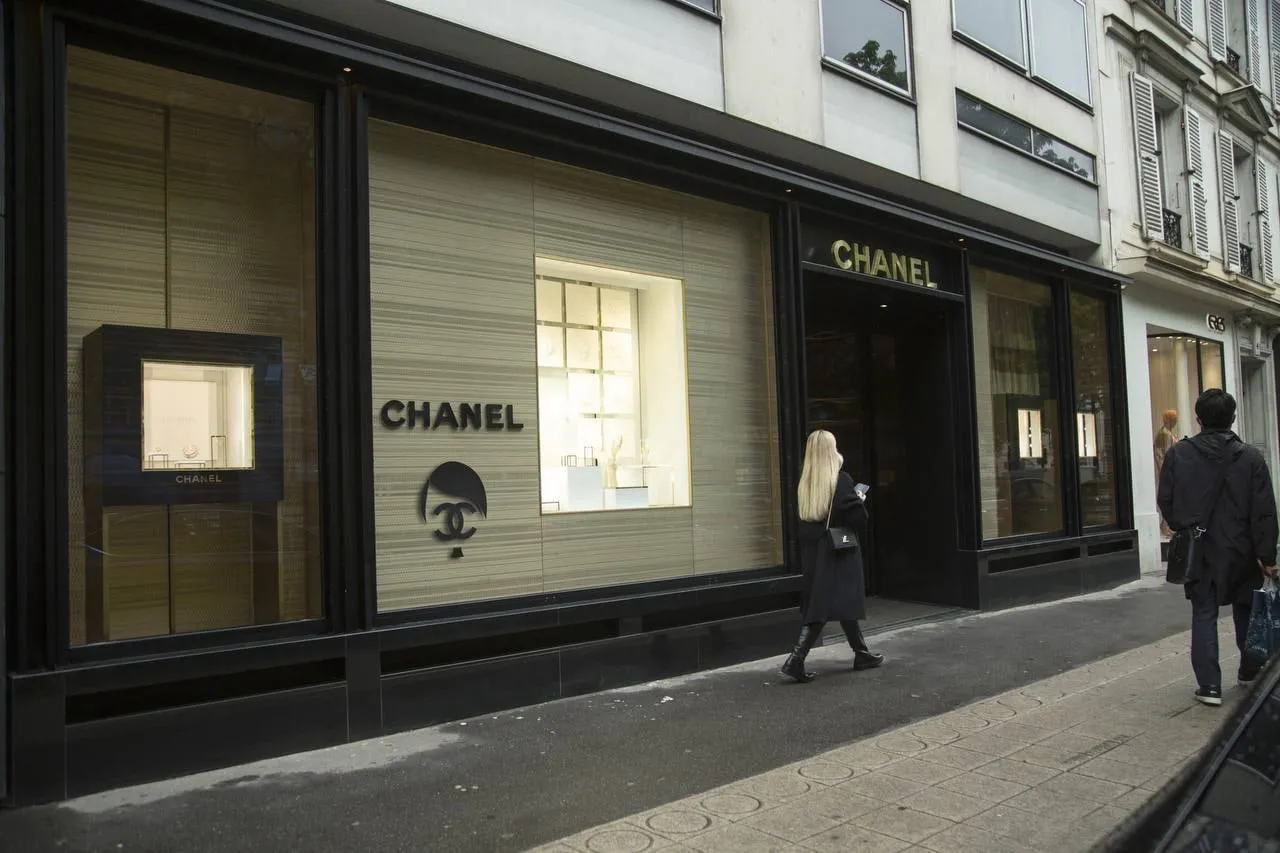 В Париже на магазинах Chanel появились изображения Гитлера
