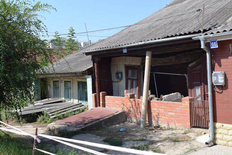 Воры проникают в разрушенные после ливня дома в центре Комрата