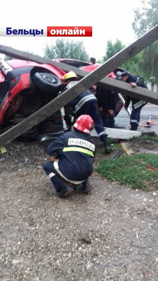 Утреннее ДТП в Бельцах: водитель снёс два столба