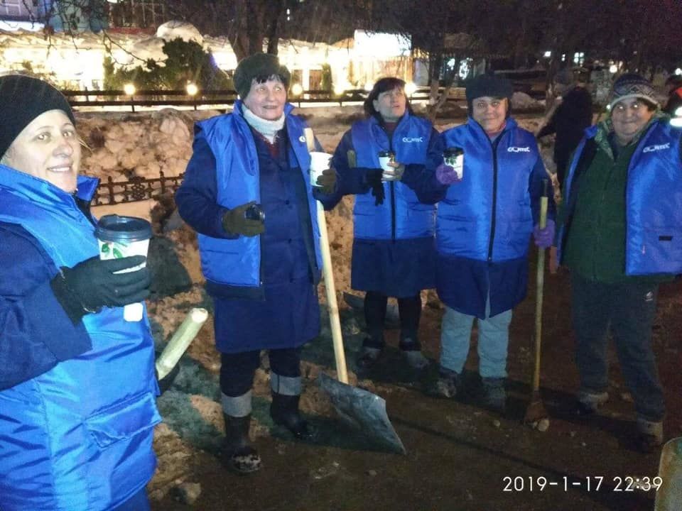 Поддержал флешмоб: Руслан Кодряну ночью очищал лопатой улицы от снега