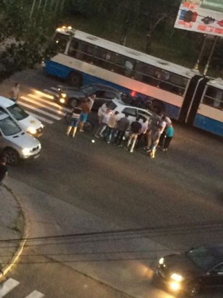 Accident la Buiucani: O motocicletă a ajuns pe capota unei mașini