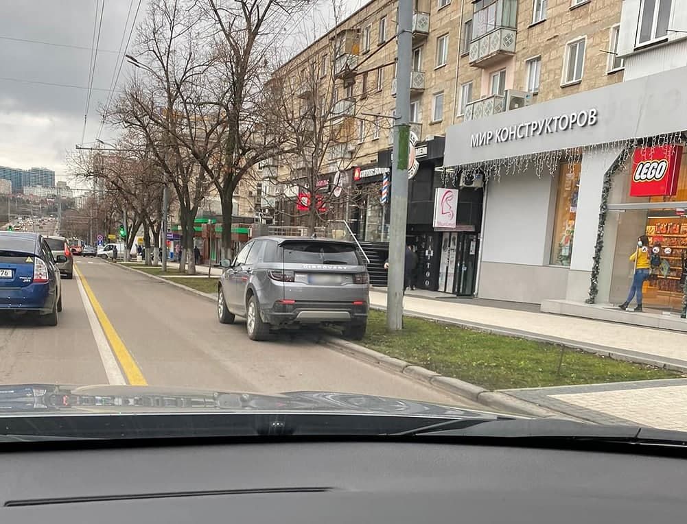 В столице водитель внедорожника образовал огромный затор