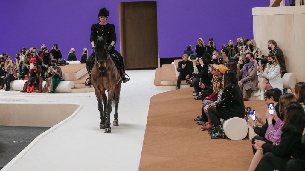 Показ Chanel в Париже открыла принцесса Монако на лошади