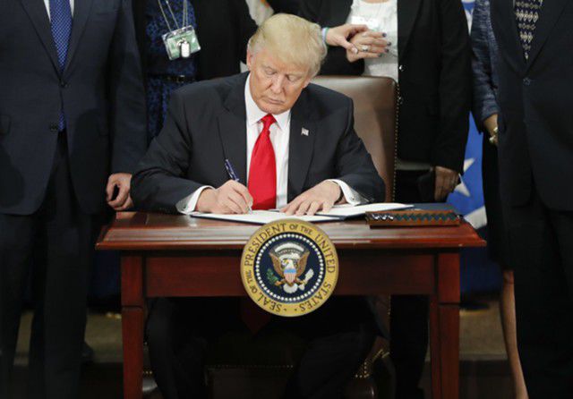 Определены 7 вредных привычек Обамы, которые есть и у Трампа
