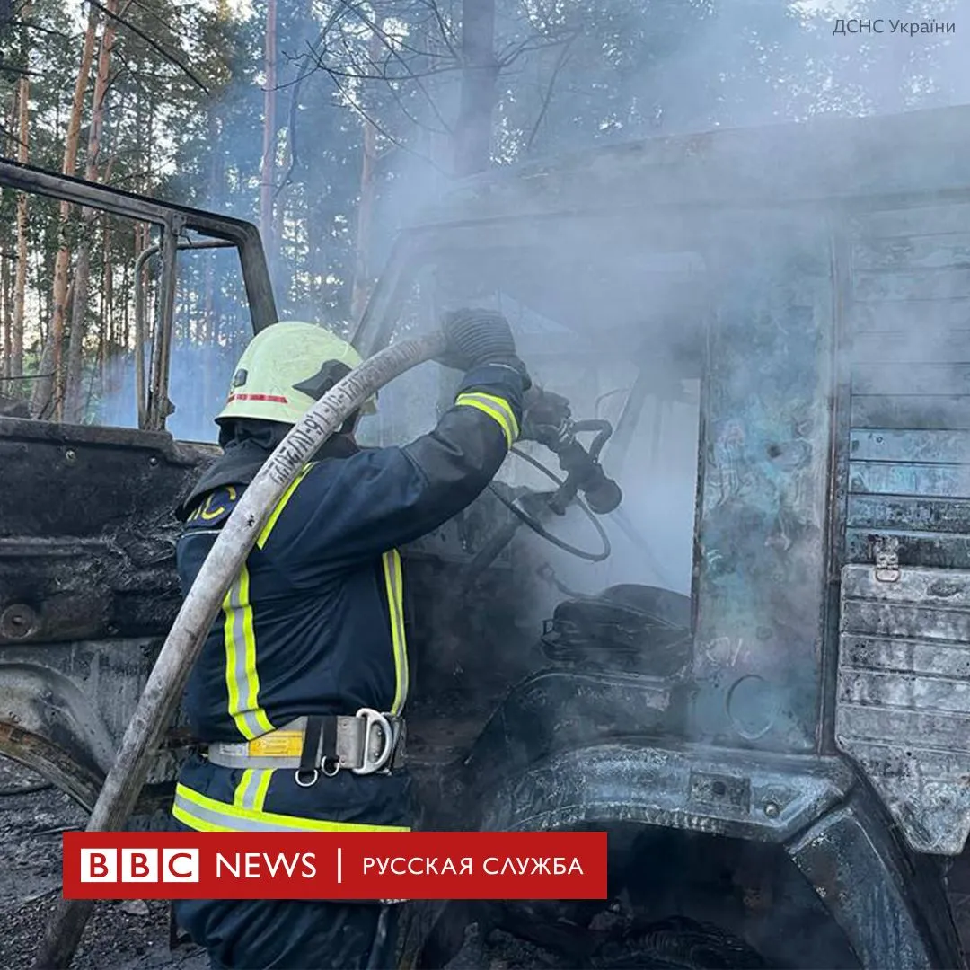 Появились фото последствий падения обломков ракеты в Киевской области
