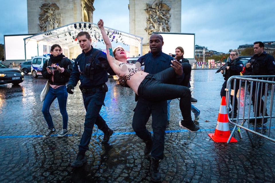 Активистки Femen попытались выступить у Триумфальной арки в Париже
