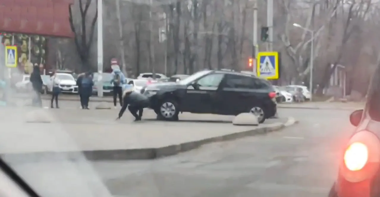 В столице невнимательный водитель наехал на полусферу на тротуаре