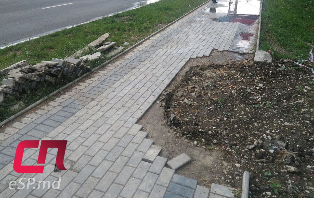В Бельцах тротуарная плитка встала дыбом