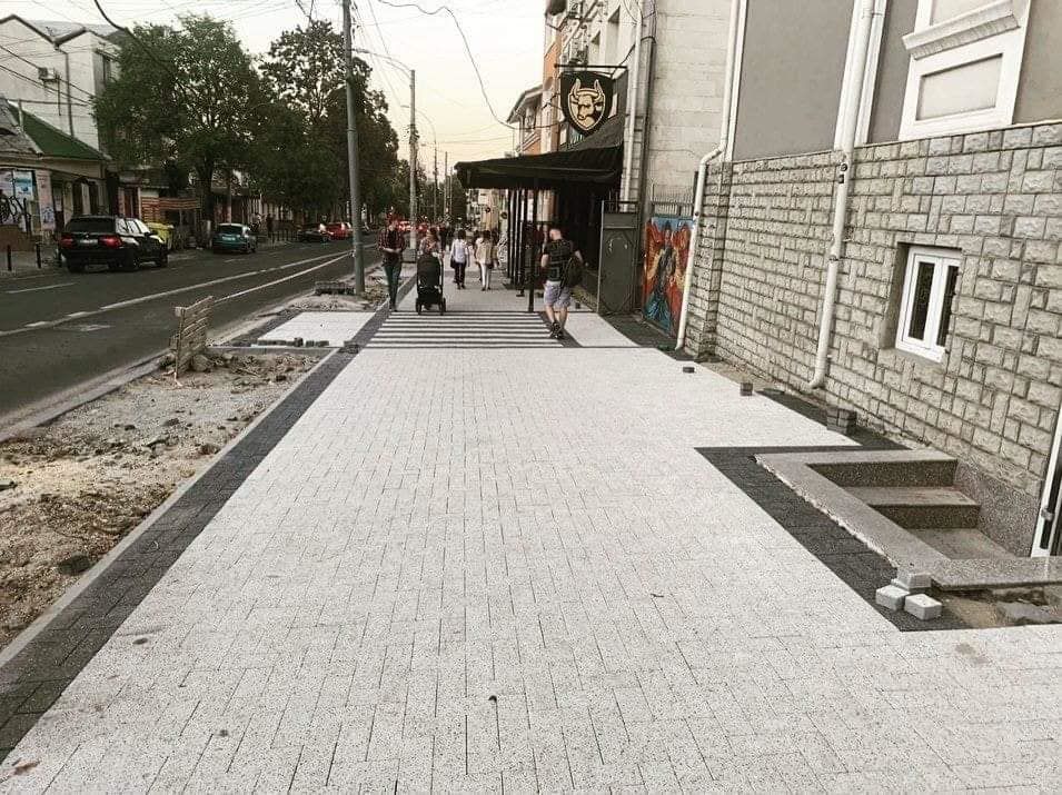 Продолжается восстановление тротуаров на двух центральных улицах столицы