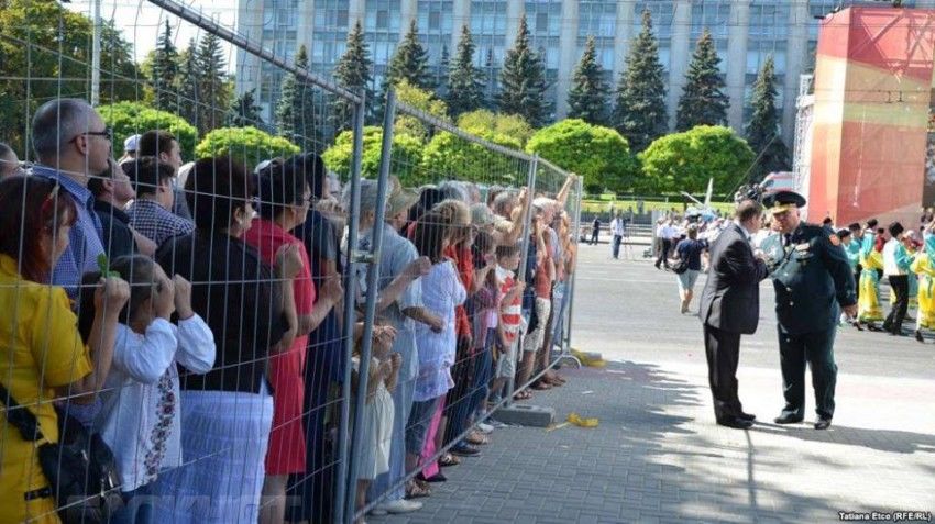 День независимости в Молдове: либералы в VIP-ложе, граждане - за забором