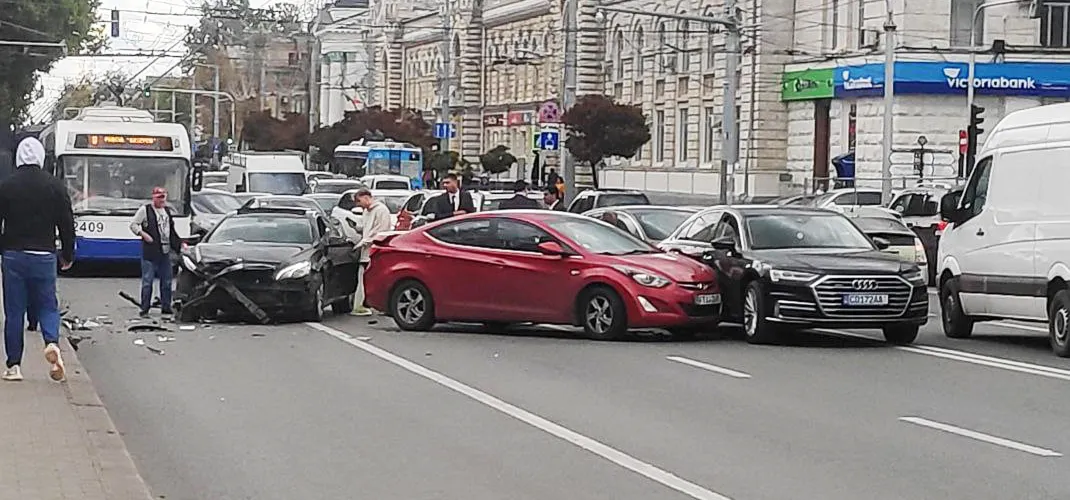 В центре Кишинёва произошло ДТП: у одного из автомобилей дипломатические номера