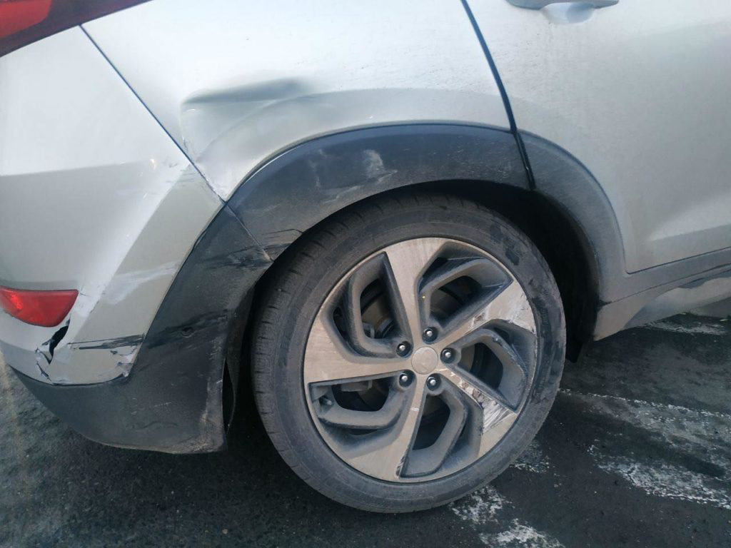В Кишиневе из-за жесткой аварии автомобиль сбил дорожный знак