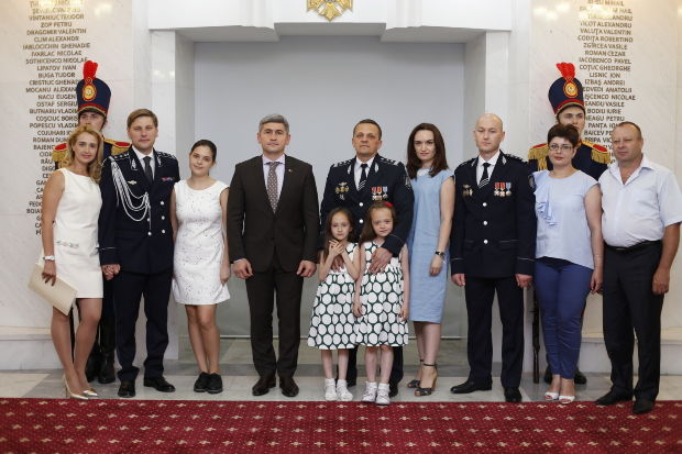 Jizdan a oferit primele grade de "Comisar-șef" pentru trei angajați ai MAI
