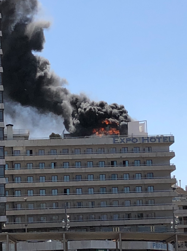 Очевидцы сообщили о крупном пожаре в отеле в Барселоне