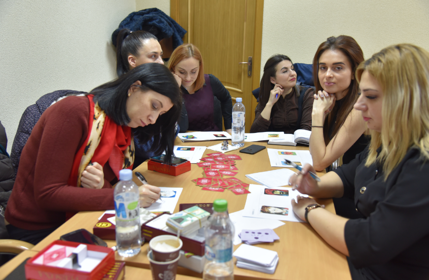 Психологи ГИП прошли тренинг с помощью ассоциативных карт