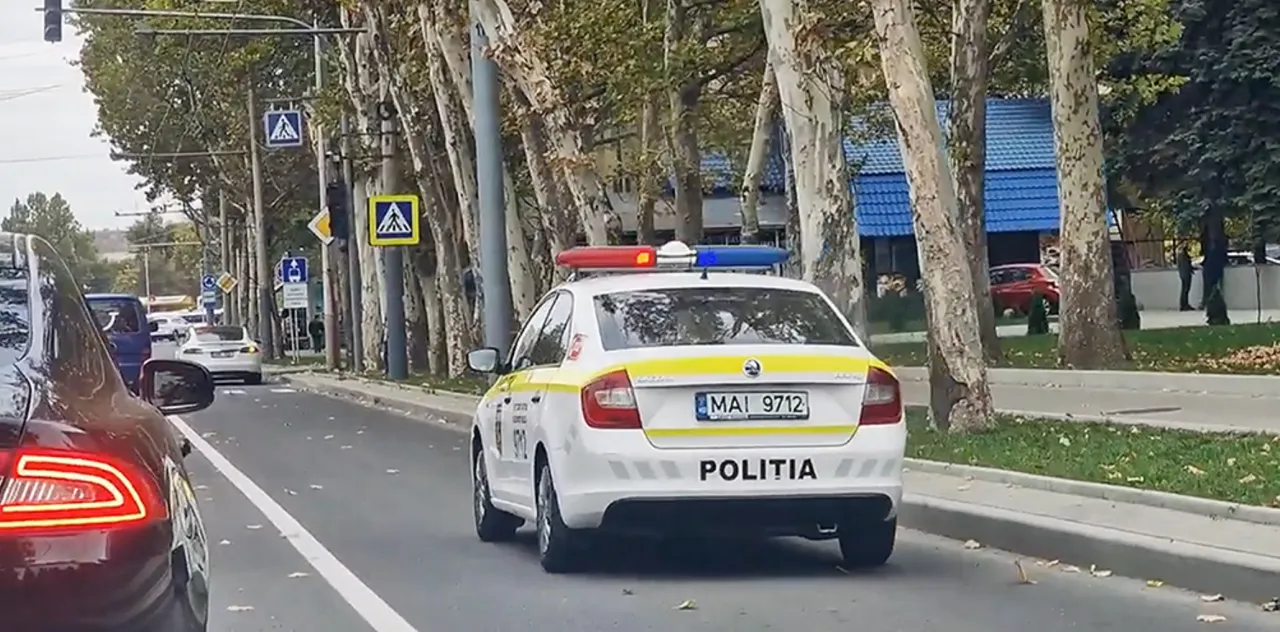 В Кишиневе водителя Tesla оштрафовали за нарушение ПДД при объезде затора