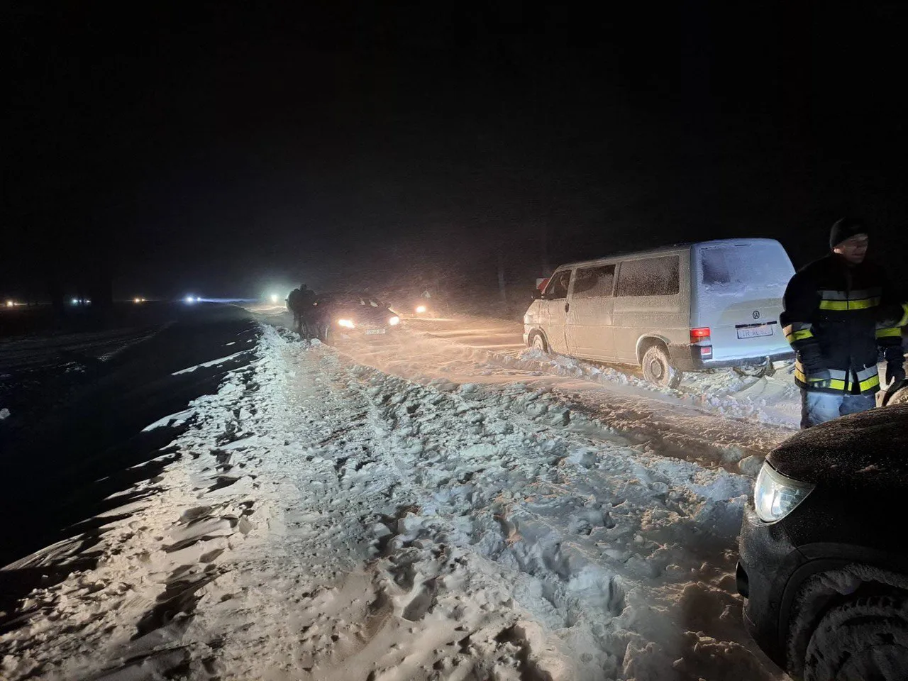 В Молдове из-за непогоды на дорогах застряли десятки машин