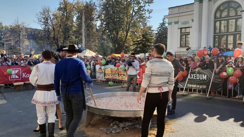 В День города на центральной улице испортили дорожное покрытие