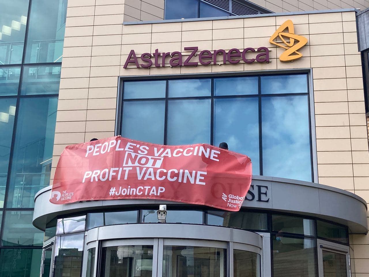 Активисты приковали себя к дверям офиса AstraZeneca в Великобритании