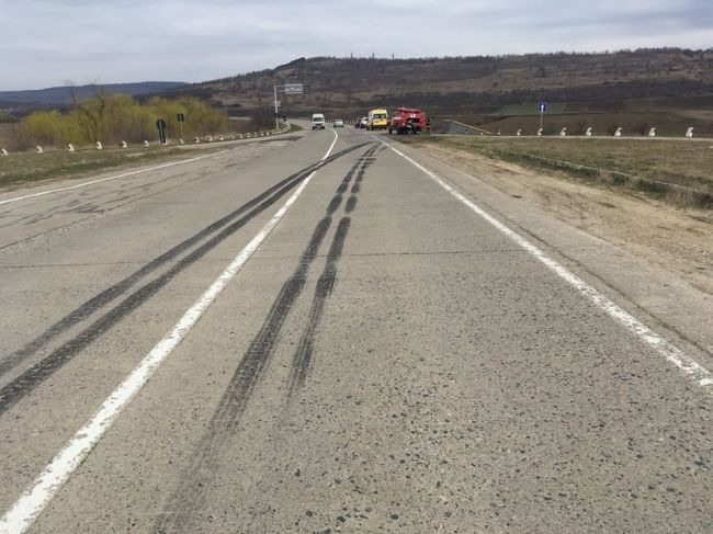 ДТП в Каларашском районе: грузовик снес дорожные столбики, знаки и скатился в поле