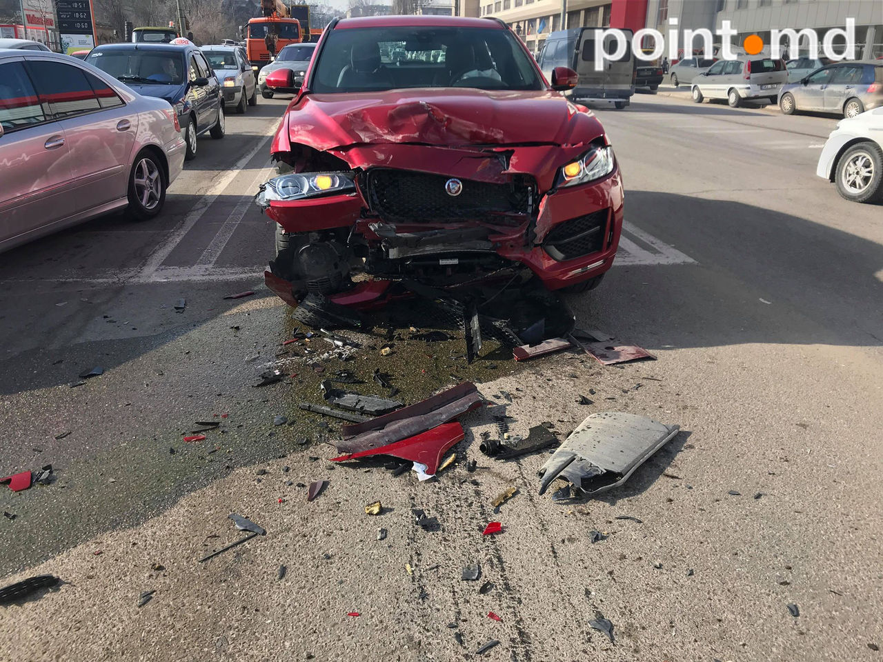 Maşină luată la drive test în Capitală, boţită în câțiva metri