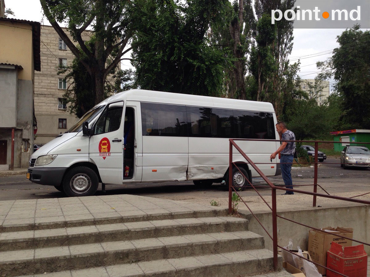 В результате ДТП на Буюканах перевернулся микроавтобус
