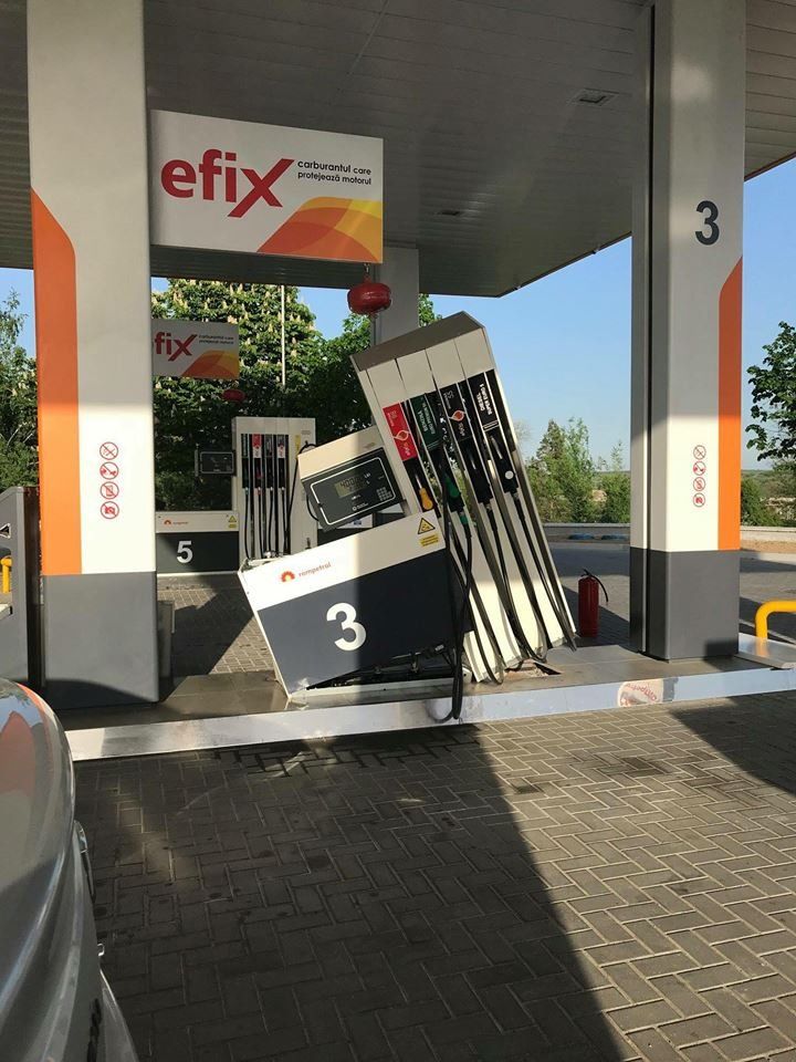 На трассе  Кишинев-Оргеев водитель автомобиля сорвал колонку на заправке