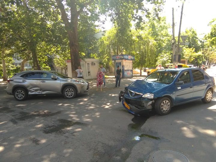 ДТП в столице: машина такси с пассажирами врезалась в Lexus