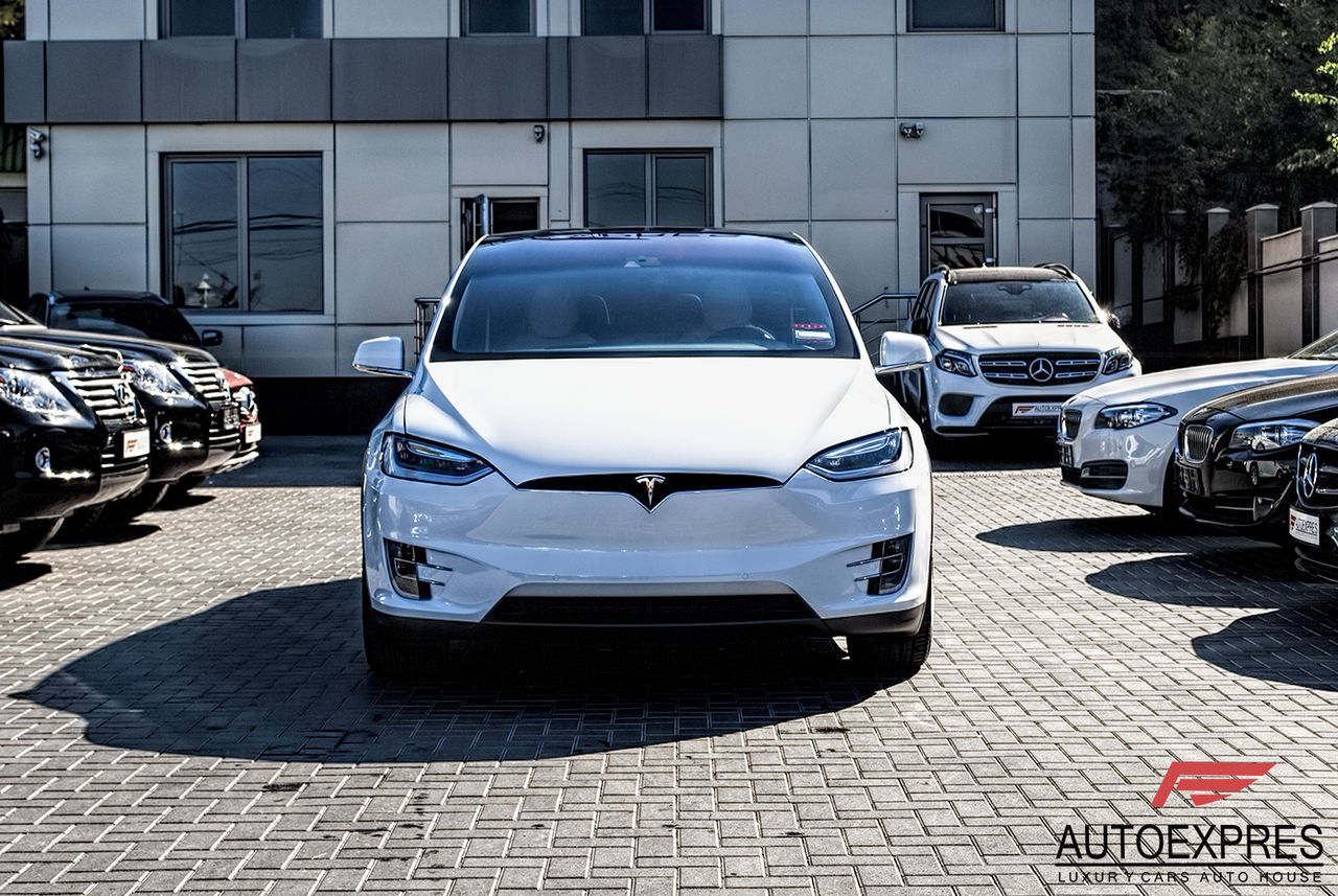 В Молдове выставили на продажу новую Tesla Model X