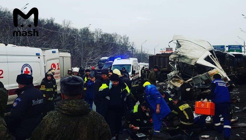 В Подмосковье самосвал протаранил колонну военных автобусов