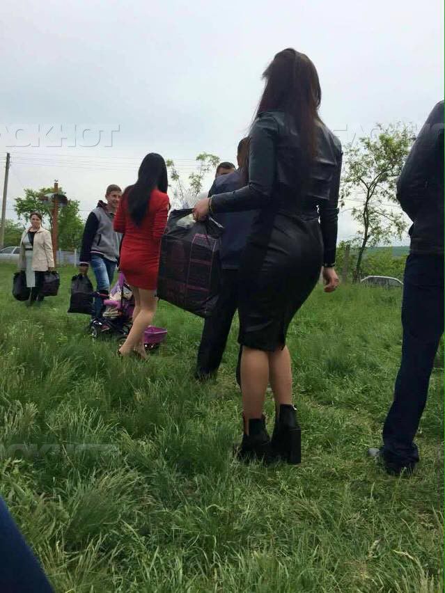 В соцсетях составили хит-парад самых нелепых нарядов в поминальные дни на кладбищах