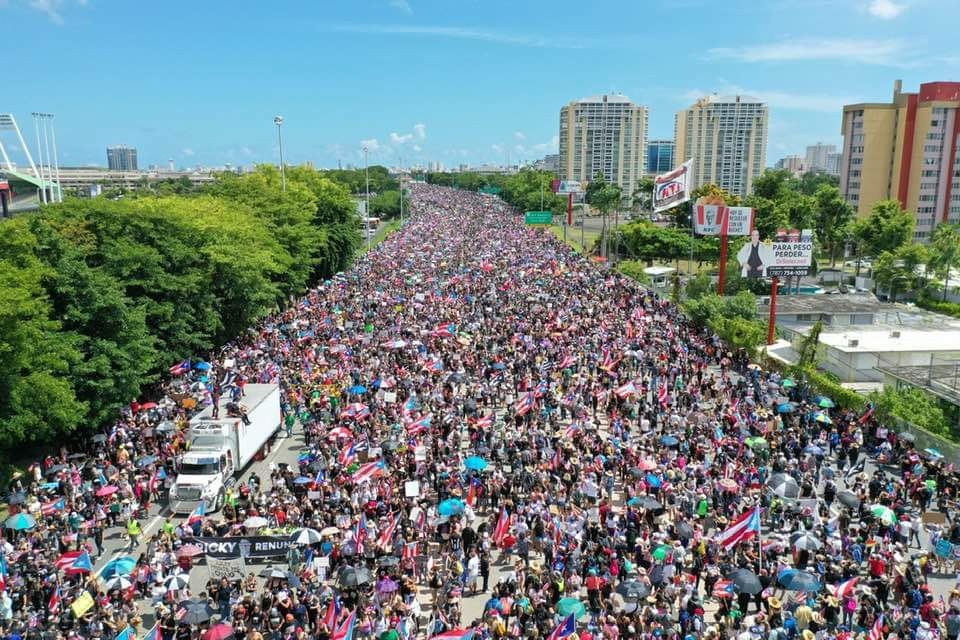 В Пуэрто-Рико на акцию протеста вышли 200 тысяч человек